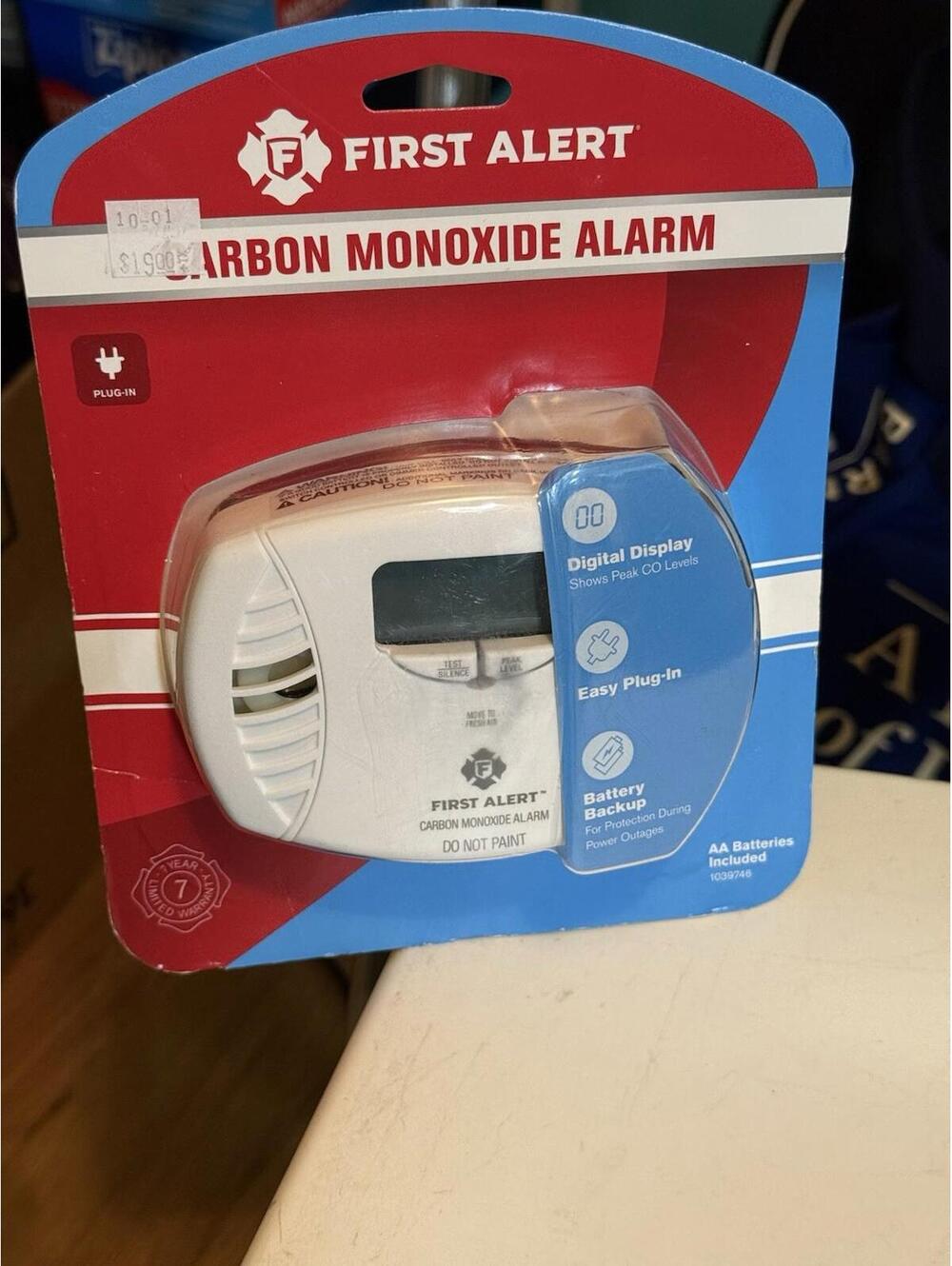 First Alert 1039746 Dual-Power Carbon Monoxide Plug-In Alarm with Battery Backup